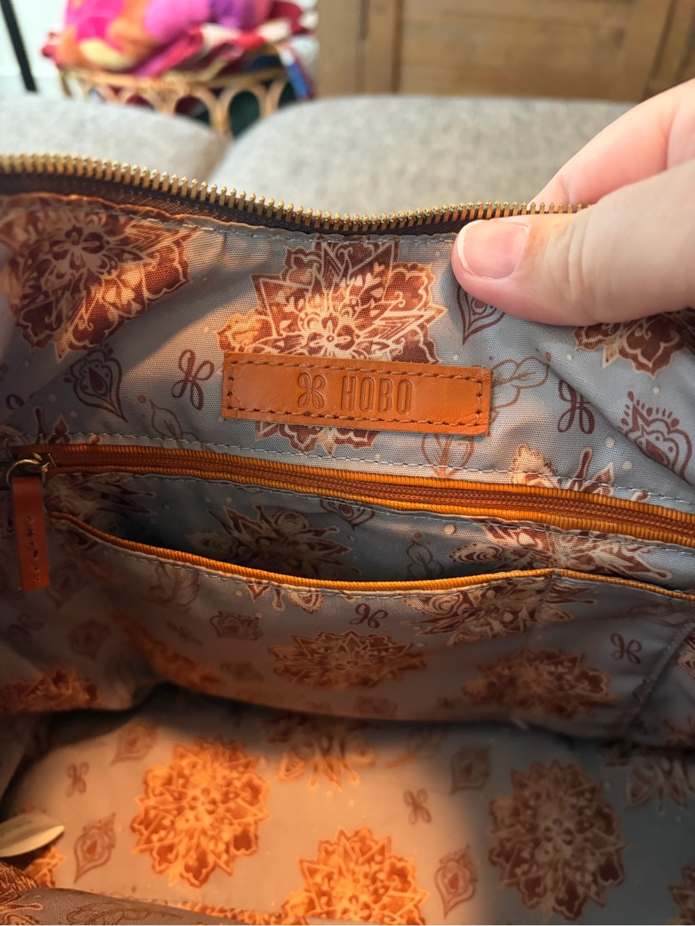 Hobo Classic Tan Leather Shoulder Bag - Picture 3 of 6